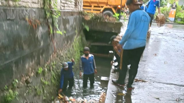 Tim keberisihan Dinas PUPR Denpasar tengah membersihkan sampah di sungai, Minggu (2/7/23). Pembersihan sampah di sungai gencar dilakukan guna mengantisipasi banjir mengingat intensitas hujan yang tinggi beberapa hari ini.