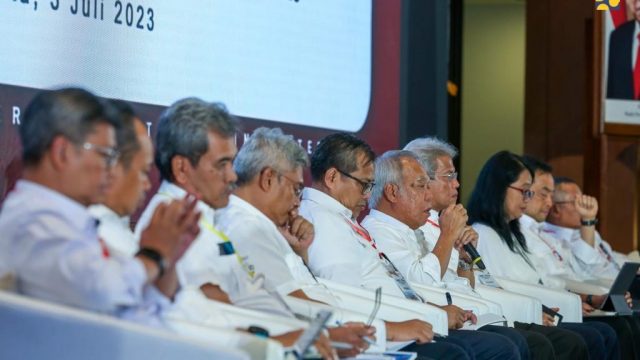 Rapat kerja evaluasi paruh waktu pelaksanaan kegiatan TA 2023 Kementerian PUPR, di Auditorium Kementerian PUPR, Jakarta, Senin (3/7/23). (Foto: Dok/Kementerian PUPR)