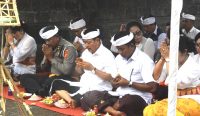 Pelaksanaan upacara piodalan di Kantor Samsat Pembantu Sesetan yang jatuh pada Purnama Sasih Kasa, Senin (3/07/2023).