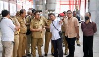 Wakil Wali Kota Denpasar, I Kadek Agus Arya Wibawa meninjau dua TPST yang ada di Kota Denpasar, keduanya yakni TPST Kesiman Kertalangu, TPST Taman Hutan Raya (Tahura) Suwung, Senin (21/8/2023). Foto: dok/Hms Denpasar