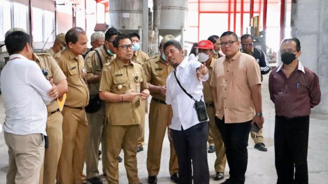 Wakil Wali Kota Denpasar, I Kadek Agus Arya Wibawa meninjau dua TPST yang ada di Kota Denpasar, keduanya yakni TPST Kesiman Kertalangu, TPST Taman Hutan Raya (Tahura) Suwung, Senin (21/8/2023). Foto: dok/Hms Denpasar