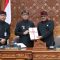 Wali Kota Denpasar, I Gusti Jaya Negara, didampingi Wakil Wali Kota Denpasar, I Kadek Arya Wibawa, bersama Ketua DPRD Denpasar I Gusti Ngurah Gede, dalam pembukaan Rapat Paripurna 15 DPRD Kota Denpasar. Foto: Agus/diksimerdeka.com
