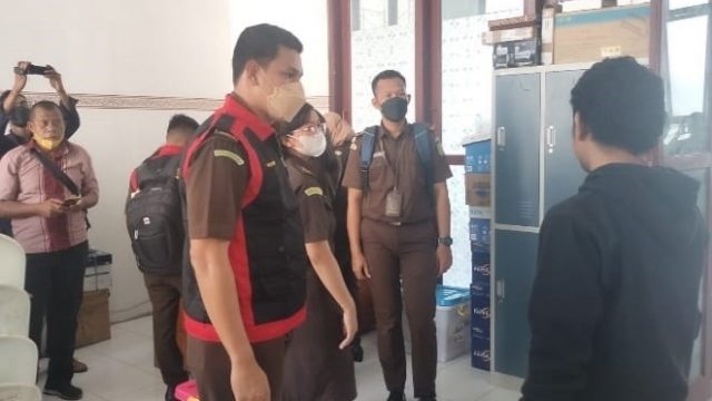 Tim Penyidik Kejari Pasaman Barat, Sumbar saat menggeledah kantor PDAM Tirta Gumilang terkait dugaan tindak pidana korupsi, Rabu (23/8/2023). Foto: dok/Antara.