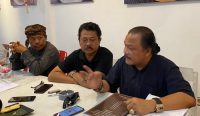 Kuasa hukum Made Tarip Widharta, Harmaini Idris Hasibuan SH (kanan) bersama tim saat menyampaikan keterangan pers kasus kliennya, di Denpasar, Senin (21/8/23). Foto: Nyoman/diksimerdeka.com
