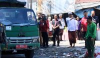 Walikota Denpasar, I Gusti Ngurah Jaya Negara didampingi Sekda Kota Denpasar, Ida Bagus Alit Wiradana dan Kadis DLHK Denpasar, Ida Bagus Putra Wirabawa, saat atensi luberan sampah di TPS Gunung Agung, Selasa (8/8/2023). Foto: Agus Pebriana
