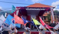 Penyerahan Bendera Kirab Pemilu oleh KPU Gianyar ke KPU Kota Denpasar, bertempat di depan Kantor KPU Denpasar, Minggu (06/08/2023). Foto: Agus/diksimerdeka.com