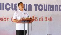 Sekretaris Daerah (Sekda) Provinsi Bali Dewa Made Indra saat membuka Bali Electric Vehicle (EV) Fun Touring, Pemogan, Denpasar Selatan, Minggu (27/08/2023). Foto: dok/Pemprov Bali