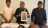 Kiri-kanan: Tim hukum tergugat sengketa tanah pelaba Pura Dalem Balangan, Kombes Pol (P) Drs I Ketut Arta SH, Ketua Tim Kuasa Hukum, Harmaini Idris Hasibuan, SH (tengah), dan AKBP (P) Ketut Arianta SH. Foto: Nyoman/diksimerdeka.com