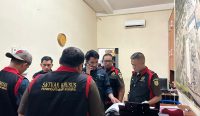 Tim Penyidik pada Asisten Tindak Pidana Khusus Kejaksaan Tinggi Sulsel menggeledah Kantor SNVT dan BPN, Rabu (02/07/2023). Foto: dok/Kejati Sulsel