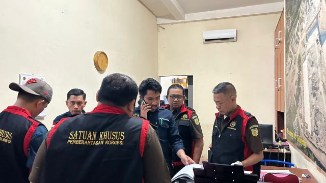 Tim Penyidik pada Asisten Tindak Pidana Khusus Kejaksaan Tinggi Sulsel menggeledah Kantor SNVT dan BPN, Rabu (02/07/2023). Foto: dok/Kejati Sulsel