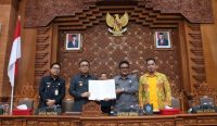 Wali Kota Denpasar, I Gusti Ngurah Jaya Negara bersama Wakil Walikota, I Kadek Agus Arya Wibawa saat menghadiri Sidang Paripurna ke-21 Masa Persidangan II DPRD Kota Denpasar yang dipimpin Ketua DPRD Kota Denpasar, I Gusti Ngurah Gede. Foto: dok/Pemkot Denpasar