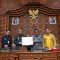 Wali Kota Denpasar, I Gusti Ngurah Jaya Negara bersama Wakil Walikota, I Kadek Agus Arya Wibawa saat menghadiri Sidang Paripurna ke-21 Masa Persidangan II DPRD Kota Denpasar yang dipimpin Ketua DPRD Kota Denpasar, I Gusti Ngurah Gede. Foto: dok/Pemkot Denpasar