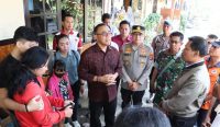 Wali Kota Denpasar, I Gusti Ngurah Jaya Negara bersama Kapolresta Denpasar, Kombes Pol. Bambang Yugo Pamungkas saat meninjau korban kebakaran rumah milik Made Suana, Banjar Babakan Sari, Desa Sumerta Kelod pada Jumat (4/8/23). Foto: dok/Humas Pemkot Denpasar