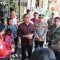 Wali Kota Denpasar, I Gusti Ngurah Jaya Negara bersama Kapolresta Denpasar, Kombes Pol. Bambang Yugo Pamungkas saat meninjau korban kebakaran rumah milik Made Suana, Banjar Babakan Sari, Desa Sumerta Kelod pada Jumat (4/8/23). Foto: dok/Humas Pemkot Denpasar