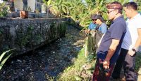 Wali Kota Denpasar, IGN Jaya Negara turun langsung meninjau pembersihan aliran sungai yang diperkirakan tercemar hingga 1 kilometer, Sabtu (19/8/2023). Foto: dok/Hms Denpasar
