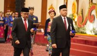 Trisno Nugroho (kiri) mendampingi Erwin Soeriadmadja dalam prosesi pengukuhan Kepala BI Bali, Senin (0708/2023). Foto: Agus/diksimerdeka.com