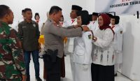 Kapolsek Palu Utara mengukuhkan Pasukan Paskibraka Pengibaran Bendera Kecamatan Taweli. Foto: Rahmad Nur/diksimerdeka.com