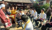 Rombongan investor Tiongkok dari Jinxin Technology Company yang dipimpin Mr Dong Hongwei saat memohon doa restu di Pamerajan Agung Puri Gerenceng Pemecutan, Denpasar, Minggu (27/8/2023). Foto: Gusti Ngurah/diksimerdeka.com