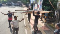 Petugas Satpol PP Denpasar tengah menertibkan baliho usang, Kamis (07/09/2023). Foto: dok/Humas Pemkot Denpasar.