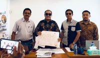 Kiri-kanan: Tim hukum tergugat sengketa tanah pelaba Pura Dalem Balangan, Kombes Pol (P) Drs I Ketut Arta SH, Ketua Tim Kuasa Hukum, Harmaini Idris Hasibuan, SH (tengah), dan AKBP (P) Ketut Arianta SH.
