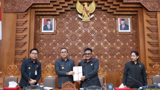 Walikota Denpasar, I Gusti Ngurah Jaya Negara bersama Wakil Walikota Denpasar I Kadek Agus Arya Wibawa pada Pembukaan Rapat Paripurna DPRD Kota Denpasar, yang dipimpin Ketua DPRD Denpasar I Gusti Ngurah Gede bersama Wakil Ketua DPRD Anak Agung Ketut Asmara Putra, Selasa (19/9/2023). Foto: dok/Humas Pemkot Denpasar