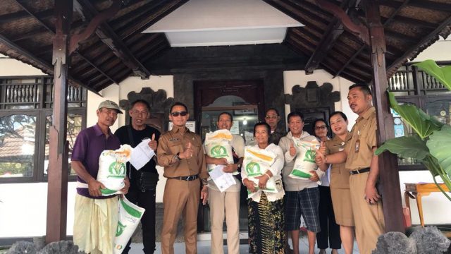 Penyaluran bantuan beras Bulog Kepada warga penerima manfaat Program Keluarga Harapan (PKH), bertempat di Kelurahan Sanur, Senin (25/09/2023). Foto: dok/Hms Pemkot Denpasar