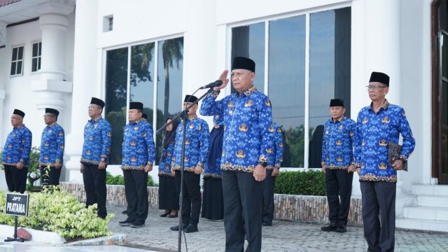 Bupati Asahan memimpin upacara Hari Kesadaran Nasional di Halaman Kantor Bupati Asahan