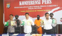 Konfrensi Pers terkait pelaku penyeludupan sabu-sabu seberat 20 Kg dari Makassarr ke Palu oleh Direktorat Reserse Narkoba (Ditresnarkoba) Polda Sulawesi Tengah (Sulteng), Senin (18/09/2023). Foto: dok/Polda Sulteng.