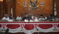 Bupati Asahan, H. Surya BSc saat menyampaikan tanggapan atas pemandangan umu Fraksi DPRD Asahan terhadap nota keuangan Ranperda Kabupaten Asahan, Rabu (20/9/23). Foto: Putri/diksimerdeka.com