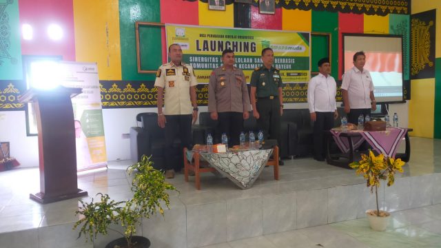 Peluncuran Program Sinergitas Pengelolaan Sampah Berbasis Komunitas dalam Kecamatan Idi Rayeuk yang disingkat SIPAPAMUDA guna atasi sampah di Kecamatan Idi Rayeuk Aceh Timur. Foto: Iwan/diksimerdeka.com