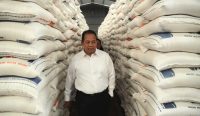 Pj Gubernur Bali Sang Made Mahendra Jaya memantau persediaan beras di Gudang Perum Bulog Batu Bulan, Jumat (22/09/2023). Foto : Pemprov Bali