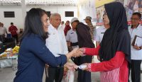 Bupati Asahan H. Surya BSc menyerahkan bantuan sosial sekaligus meresmikan posko taruna siaga bencana di halaman kantor Dinas Sosial