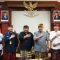 Pj Gubernur Bali menerima audensi Anggota DPR RI Komisi VI Nyoman Parta dan rombongan Pertamina Bali, di Ruang Kerja Gubernur Bali, Kamis (21/09/2023). Foto: dok/Pemprov Bali.