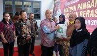 Bupati Asahan yang diwakili oleh Asisten Bidang Administrasi Pembangunan Ir. Oktoni ditemani oleh Asisten Administrasi Umum Muhili Lubis melakukan penyaluran bantuan pangan cadangan beras