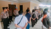 Polresta Palu saat mengamankan proses eksekusi pengosongan bangunan di Tavanjuka, Tatanga, Palu, Rabu (13/9/23). Foto: Rahmad Nur