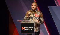 Kepala Pusat Penerangan Hukum (Kapuspenkum) Kejaksaan Agung, Ketut Sumedana saat menerima penghargaan “Merdeka Award”. Foto: dok/Puspenkum Kejagung