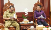Pj Gubernur Bali, Sang Made Mahendra Jaya menerima Direktur Utama BPD Bali I Nyoman Sudharma, bertempat di Kantor Gubernur Bali, Senin (25/09/2023). Foto: dok/Pemprov Bali.