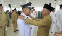 Bupati Asahan H. Surya, BSc didampingi Sekretaris Daerah Kabupaten Asahan dan Para Asisten melantik dr. Hari Sapna, MKM Sekretaris Dinas Kesehatan Kabupaten Asahan menjadi Kepala Dinas Kesehatan Kabupaten Asahan di Pendopo Rumah Dinas Bupati Asahan