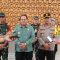 Penjabat (Pj) Gubernur Bali Sang Made Mahendra Jaya dan Pangdam IX Udayana Mayjen TNI Harfendi usai menghantar kepulangan Presiden Joko Widodo. Foto: dok/Pemprov Bali