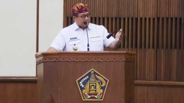 Penjabat (Pj) Gubernur Bali Sang Made Mahendra Jaya saat mengikuti rapat koordinasi penanganan darurat bencana kekeringan serta kebakaran hutan dan lahan di Provinsi Bali, Kamis (19/10/2023). Foto: dok/Pemprov Bali