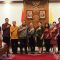 Pj Gubernur Bali Sang Made Mahendra Jaya menerima audensi Panitia serta Peserta Ajang Pemilihan Jegeg Bagus Bali 2023 di Jaya Sabha, Denpasar, Rabu (25/10/2023). Foto: dok/Pemprov Bali.
