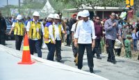 Presiden Joko Widodo meninjau ruas jalan Simpang Randu-Seputih, di Kecamatan Rumbia, Provinsi Lampung, Jumat (27/10/2023). Foto: dok/Kementrian PUPR