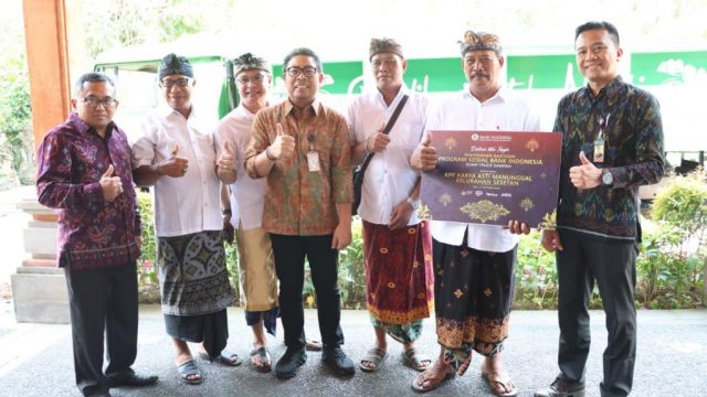 Penyerahan bantuan CSR berupa dua truk sampah dari Bank Indonesia (BI) Perwakilan Bali kepada Pemerintah Kota Denpasar, Selasa (31/10/2023). Foto: dok/Pemkot Denpasar.