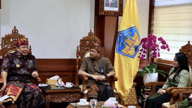 Pj Gubernur Bali Sang Made Mahendra Jaya saat menerima General Manager Witel Denpasar PT. Telkom Indonesia Bali Ismono Adi Jatmiko, Kamis (26/10/2023). Foto: dok/Pemprov Bali.