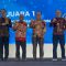 Kepala Dinas Ketenagakerjaan dan ESDM Provinsi Bali, I.B Setiawan (pojok kanan) mewakili Pj Gubernur Bali menerima penghargaan Juara III kategori "Pemerintah Daerah Yang Terfavorit Dalam Mengkampanyekan Energi Bersih", Jakarta, Jumat (20/10/2023). Foto: dok/Pemprov Bali.