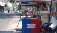 Salah satu warung yang menggunakan badan jalan dan trotoar untuk berjualan di Kelurahan Panjer, Denpasar, Senin (2/10/2023). Foto: dok/Pemkot Denpasar
