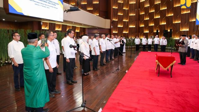 Menteri PUPR Basuki Hadimuljono melantik 18 orang pejabat di lingkungan Kementrian PUPR, Selasa (17/10/2023). Foto: dok/Kementrian PUPR.