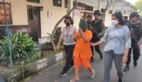 Tersangka SA saat di Giring Ke Aula Mapolres Jembrana untuk di lakukan Gelar Perkara, Jumat (6/10/23). Foto: Yusuf Mudatsir
