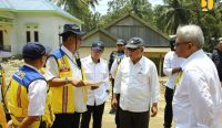 Menteri PUPR Basuki Hadimuljono melakukan peninjauan pelaksanaan Preservasi Jalan Wolo-Bts, Kota Kolaka. Foto: dok/Kementrian PUPR