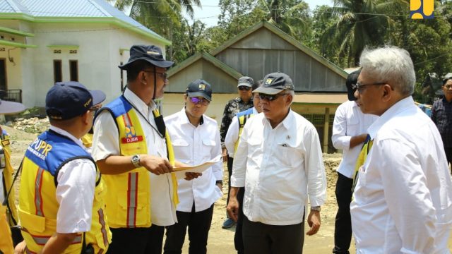 Menteri PUPR Basuki Hadimuljono melakukan peninjauan pelaksanaan Preservasi Jalan Wolo-Bts, Kota Kolaka. Foto: dok/Kementrian PUPR